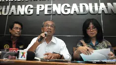 Ketua PP Muhammadiyah, Busyro Muqoddas memaparkan hasil autopsi jenazah terduga teroris asal Klaten, Siyono di Jakarta, Senin (11/4). Ditemukan fakta, kematian Siyono disebabkan adanya benturan benda tumpul di bagian dadanya. (Liputan6.com/Helmi Affandi)