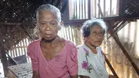 Dua janda lanjut usia, warga Kampung Krajaan Pawanda, Desa Medang Asem, Kecamatan Jayakerta, Karawang, terpaksa harus tinggal dan hidup bersama kambing. (Liputan6.com/ Abramena)