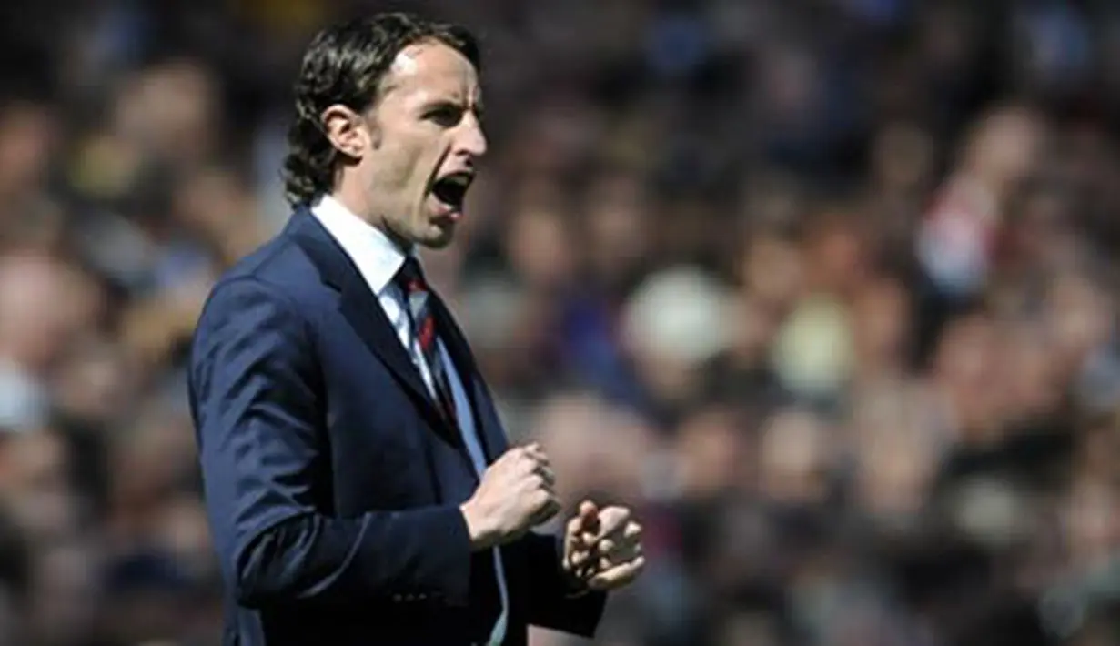 Middlesbrough's Manager Gareth Southgate shouts instructions to his players against Arsenal during the Premiership match at The Emirates Stadium in London on April 26, 2009. AFP PHOTO / Adrian Dennis