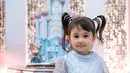Senada dengan ayah dan kakak sambungnya, Khalisa Aghnia Bahira yang sedang berulang tahun juga memakai dress berwarna biru. [Foto: instagram/kartikaputriworld]