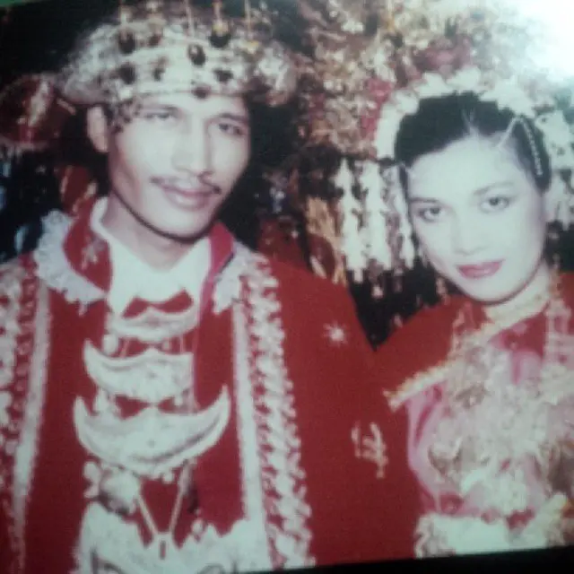 13 Potret Jadul Pernikahan Orang Tua Artis Ini Curi Perhatian - Hot