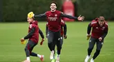 Gelandang tengah Arsenal asal Inggris, Declan Rice bereaksi saat mengikuti sesi latihan tim di Pusat Latihan Arsenal di London Colney, pada 20 Oktober 2025. (HENRY NICHOLLS/AFP)