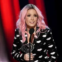 Halsey sebagai pemenang dalam kategori Fangirls Awards iHeartRadio Music Awards 2019 pada 15 Maret yang lalu. Dengan rambut bewarna merah jambunya dan baju hitam dengan corak bibir, Halsey nampak gembira memenangkan penghargaan tersebut. (Kapanlagi/AFP)
