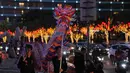 Selain itu, dalam rangka memeriahkan perayaan Imlek 2026, Pemerintah Provinsi DKI Jakarta juga telah menyiapkan sejumlah agenda besar, di antaranya, Lomba Dekorasi Imlek Jakarta yang berlangsung hingga 17 Februari 2026 dan diikuti sekitar 98 gedung di Jakarta. Lewat lomba ini, publik diajak menikmati wajah Jakarta dengan ornamen dan instalasi khas Imlek di berbagai kawasan. Tampak dalam foto, para penari naga beristirahat sejenak setelah pertunjukan selama perayaan Tahun Baru Imlek 2577 Kongzili di kawasan Bundaran Hotel Indonesia (HI), Jakarta, Jumat 13 Februari 2026. (AP Photo/Dita Alangkara)