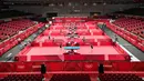 Para pemain tenis meja melakukan sesi latihan jelang Olimpiade Tokyo 2020 di Tokyo Metropolitan Gymnasium, Tokyo, Jepang, Rabu (21/7/2021). Olimpiade Tokyo 2020 akan dibuka pada 23 Juli 2021. (Jung Yeon-je/AFP)