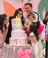 Andhika  Pratama dan Ussy Sulistyawati tengah berbahagia lantaran anak bungsu mereka, Sheva Elmira Lorrenia, baru saja genap berusia satu tahun. Pesta mewah pun digelar di hotel berbintang lima. (Adrian Putra/Bintang.com)