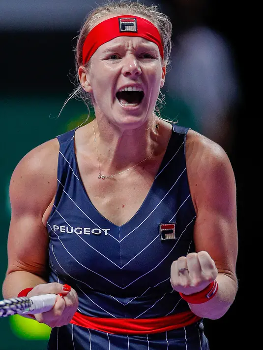 Petenis Belanda, Kiki Bertens berselebrasi setelah menang atas petenis Australia, Ashleigh Barty pada turnamen WTA Finals 2019 di Shenzhen, China, Selasa (29/10/2019). Bertens secara mengejutkan mengalahkan petenis peringkat satu dunia dengan 3-6, 6-3, 6-4 dalam waktu 2 jam 9 menit. (AP/Andy Wong)