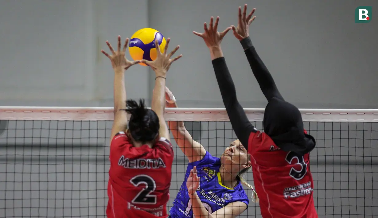 Di kubu Bandung BJB, pemain asaing Yeliz Basa (tengah) manjadi yang paling produkitf dengan 14 poin. (Bola.com/Bagaskara Lazuardi)