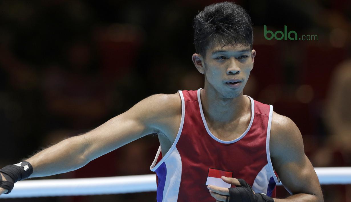 Petinju Indonesia, Grece Savon Simangunsong merayakan kemanangan atas Hiroaki Kinjo pada semifinal Test Event Asian Games 2018 kelas Welter di Kemayoran, Jakarta (14/2/2018). Simangunsong menang dengan skor 3-2. (Bola.com/Nick Hanoatubun)