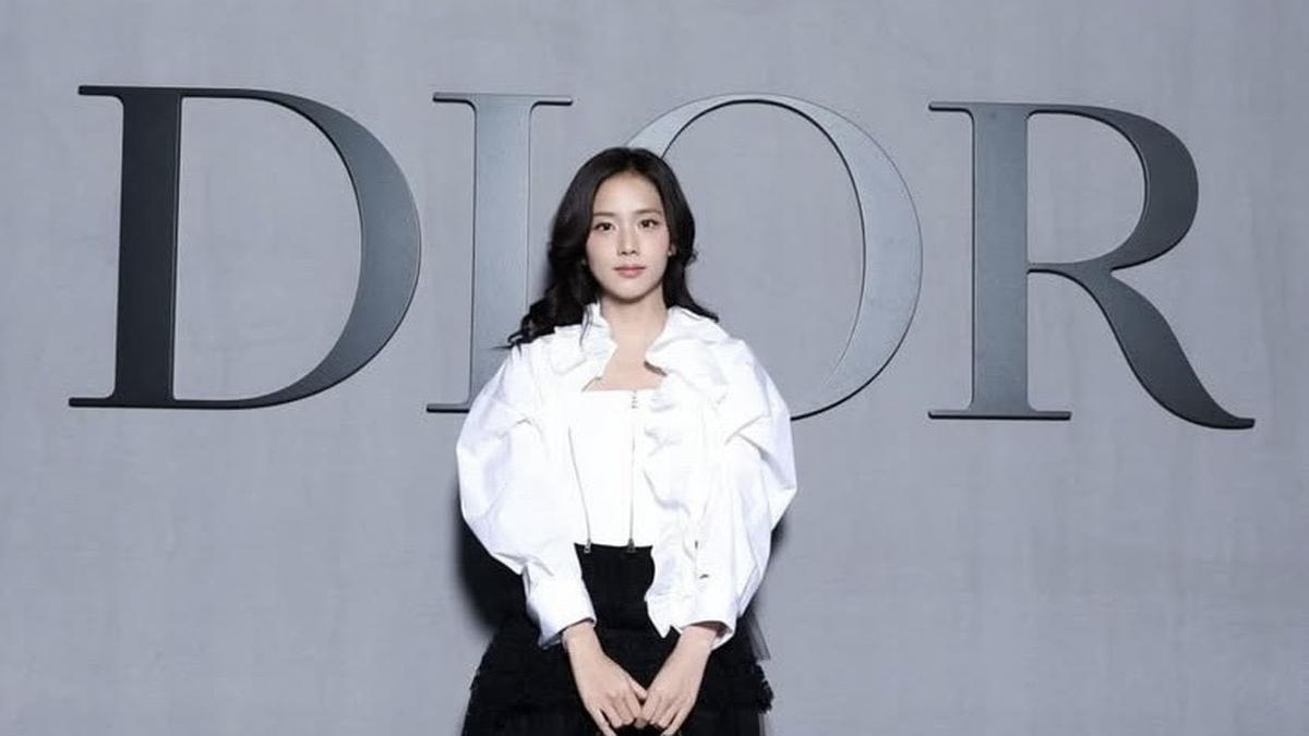 6 Potret Terbaru Jisoo Blackpink Bersama Dior, Padukan Korset dengan Mini Skirt Lace di Paris Fashion Week