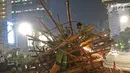 Aktivitas pembongkaran instalasi bambu Getah Getih di Bundaran Hotel Indonesia (HI), Jakarta, Kamis (18/7/2019) dini hari. Karya seni tersebut rencananya akan diganti dengan taman dan setelah dibongkar, bambu itu akan dibawa ke tempat pembuangan sampah. (Liputan6.com/Herman Zakharia)