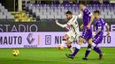 Pemain AS Roma, Leonardo Spinazzola, mencetak gol ke gawang Fiorentina pada laga Liga Italia di Stadion Artemio Franchi, Rabu (3/3/2021). AS Roma menang dengan skor 2-1. (Jennifer Lorenzini/LaPresse via AP)