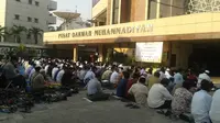 Umat Muslim Muhammadiyah melaksanakan salat Hari Raya Iduladha pada Rabu 23 September 2015 di kantor PP Muhammadiyah. (Liputan6.com/Hanz Jimenez Salim))