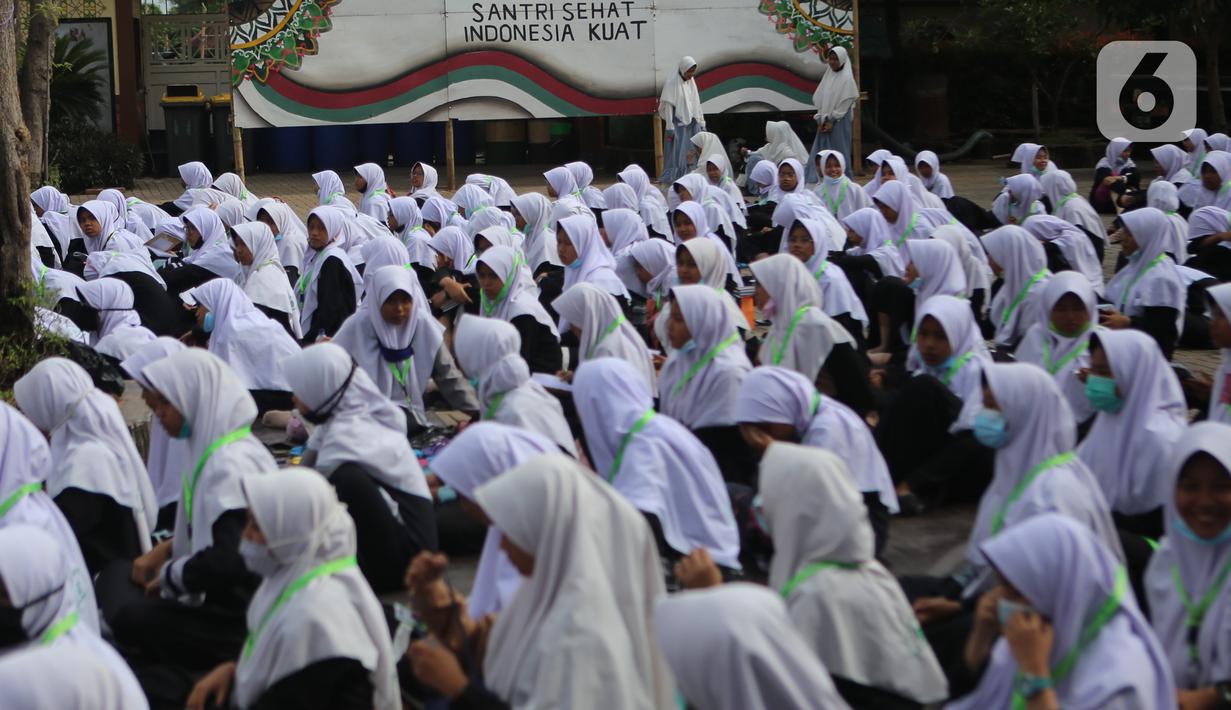 Sejumlah santri mengikuti kegiatan doa Istighosah di Pondok Pesantren An-Nuqthah, Kota Tangerang, Banten, Kamis (22/10/2020). Kegiatan tersebut digelar untuk memperingati Hari Santri Nasional dengan tema "Santri Sehat, Indonesia Kuat" yang jatuh pada hari ini. (Liputan6.com/Angga Yuniar)