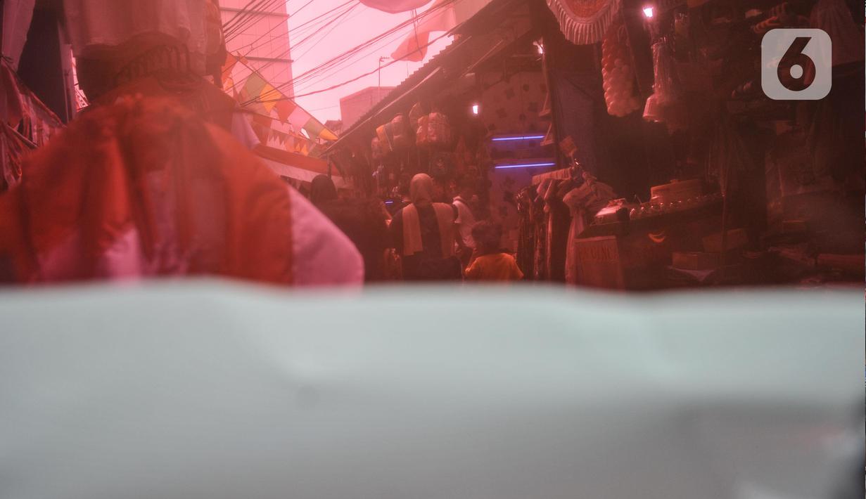 Warga memilih pernak-pernik untuk perayaan Hari Kemerdekaan ke-77 Republik Indonesia di Pasar Jatinegara, Jakarta Timur, Minggu (7/8/2022). Penjualan pernak-pernik perayaan 17 Agustus seperti bendera Merah Putih, alat perlombaan, dan berbagai hiasan Hari Kemerdekaan di Pasar Jatinegara mengalami peningkatan hingga 50 persen dibandingkan tahun lalu seiring meredanya penyebaran Covid-19. (merdeka.com/Iqbal S Nugroho)