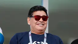 Senyum mantan bintang sepak bola, Diego Maradona saat menyaksikan laga antara Argentina dan Islandia dalam penyisihan Grup D Piala Dunia 2018 di Stadion Spartak, Moskow, Rusia, Sabtu (16/6). (AP Photo/Ricardo Mazalan)