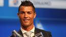 Cristiano Ronaldo foto bersama dengan trofi Pemain Terbaik Eropa musim 2015-2016 di Monako, (25/8). Gelar tersebut diraih lantaran Ronaldo membantu Portugal meraih gelar Piala Eropa pertama dalam sejarah mereka. (REUTERS/Eric Gaillard)