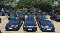 Mobil Toyota Camry dan Mercy E200 terlihat di Lapangan Lagoon Bali, Nusa Dua, Selasa (9/10). Sebanyak 865 unit kendaraan tersebut disiapkan untuk mengangkut delegasi Pertemuan Tahunan IMF-World Bank di Bali. (Liputan6.com/Angga Yuniar)