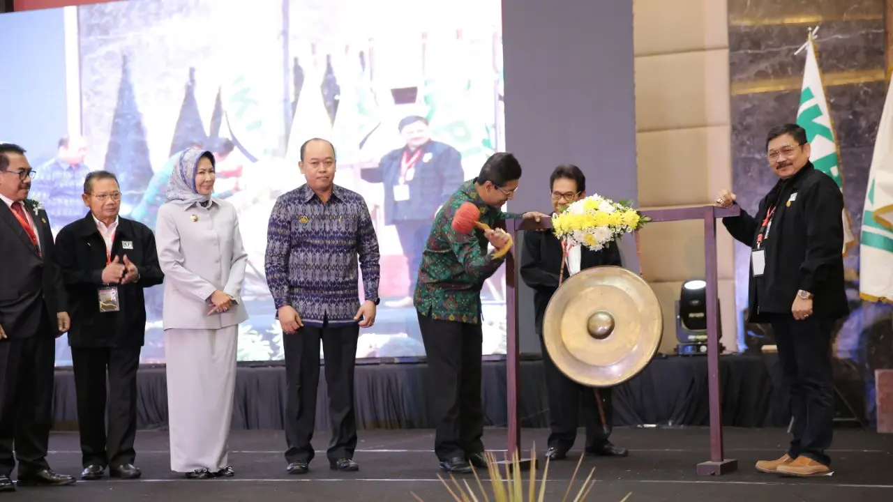 Direktur P2 Humas Direktorat Jenderal Pajak Hestu Yoga Saksama membuka kongres XI IKPI di Batu, Jawa Timur.