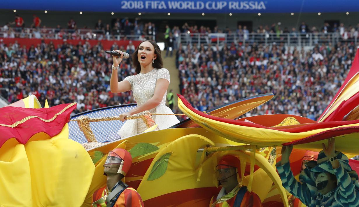 Penyanyi Rusia, Aida Garifullina, duet bersama penyanyi Inggris, Robbie Williams, saat pembukaan Piala Dunia di Stadion Luzhniki, Moskow, Kamis (14/6/2018). Laga pembuka Piala Dunia 2018 mempertemukan Rusia melawan Arab Saudi. (AP/Antonio Calanni)