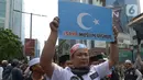 Massa sejumlah ormas Islam melakukan aksi bela Uighur di depan Kedutaan Besar China, kawasan Kuningan, Jakarta, Jumat (27/12.2019). Mereka memprotes dugaan pelanggaran Hak Asasi Manusia (HAM) oleh pemerintah China kepada etnis muslim Uighur di Xinjiang. (Merdeka.com/Imam Buhori)