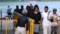 Keluarga dari warga Australia terpidana mati Myuran Sukumaran berkunjung ke Pulau Nusakambangan jelang eksekusi mati, Jawa Tengah, Minggu (26/4/2015). (Liputan6.com/Yoppy Renato)