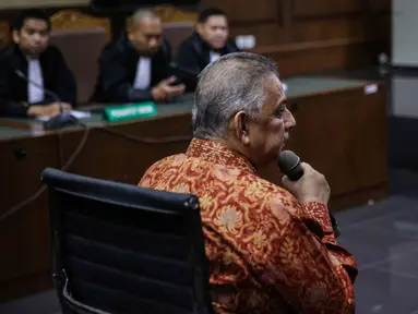 Terdakwa kasus dugaan suap proyek PLTU Riau-1, Sofyan Basir menyimak pembacaan putusan saat sidang di Pengadilan Tipikor, Jakarta, Senin (4/11/2019). Mantan Direktur Utama PT PLN tersebut divonis bebas oleh majelis hakim. (Liputan6.com/Faizal Fanani)