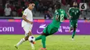 Pemain timnas Indonesia, Marselino Ferdinan (kiri) berebut bola dengan Saud Abdulhamid (Arab Saudi) dalam pertandingan keenam Grup C pada putaran ketiga Kualifikasi Piala Dunia 2026 zona Asia di Stadion Gelora Bung Karno (GBK) Jakarta, Selasa (19/11/2024). (Liputan6.com/Herman Zakharia)