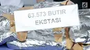 Barang bukti ekstasi diperlihatlan saat rilis penyelundupan narkoba jaringan Malaysia di Gedung BNN, Jakarta, Selasa (16/10). BNN berhasil menggagalkan penyelundupan 14,6 kg sabu dan 63.573 ekstasi dari 4 kasus berbeda. (Liputan6.com/Immanuel Antonius)
