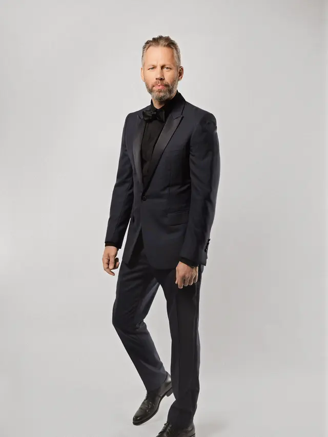 Darius Marder mengenakan Dior di Oscar 2021