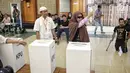 Penyandang disabilitas menunjukkan surat suara saat akan dimasukkan ke dalam kotak ketika simulasi Pemilu di Jakarta, Kamis (14/2). KPU juga berharap surat suara tidak sah bisa berkurang. (Liputan6.com/Faizal Fanani)