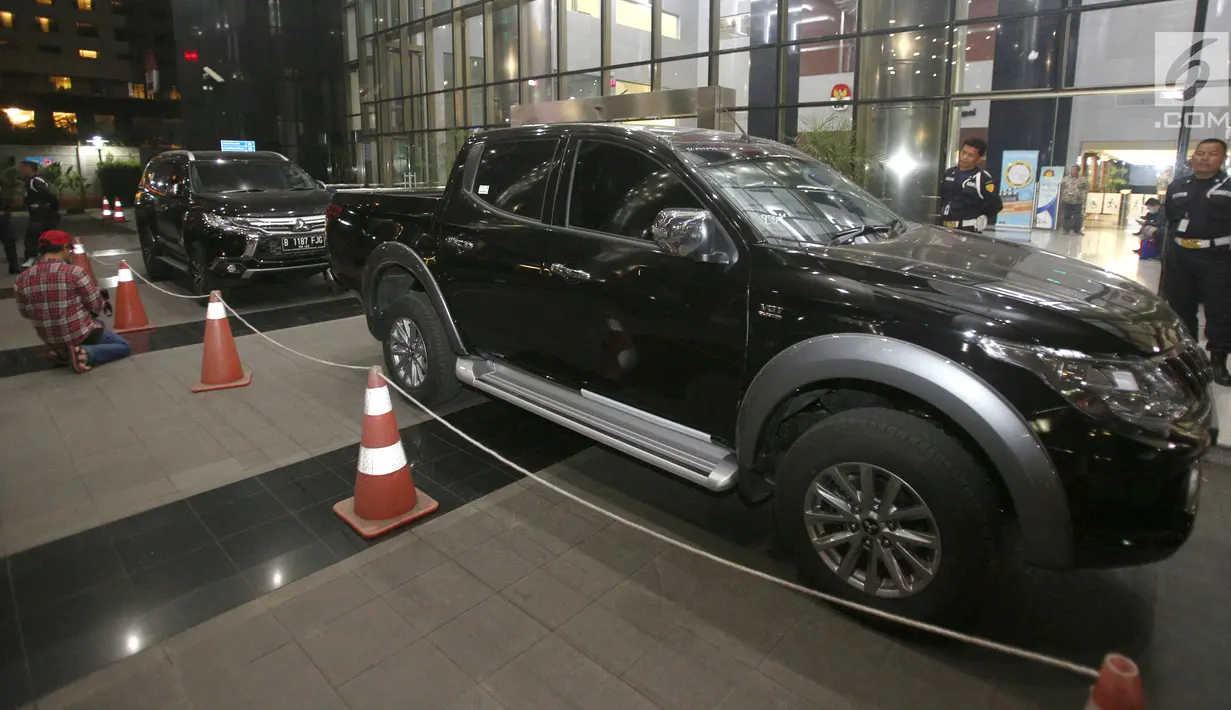 Mobil Mitsubishi Triton Exceed dan Pajero Sport Dakar diamankan KPK saat OTT Kalapas Sukamiskin Wahid Husein, di Gedung KPK, Jakarta, Sabtu (21/7). KPK juga mengamankan dokumen terkait pembelian dan pengiriman mobil. (Liputan6.com/HO/Udin)