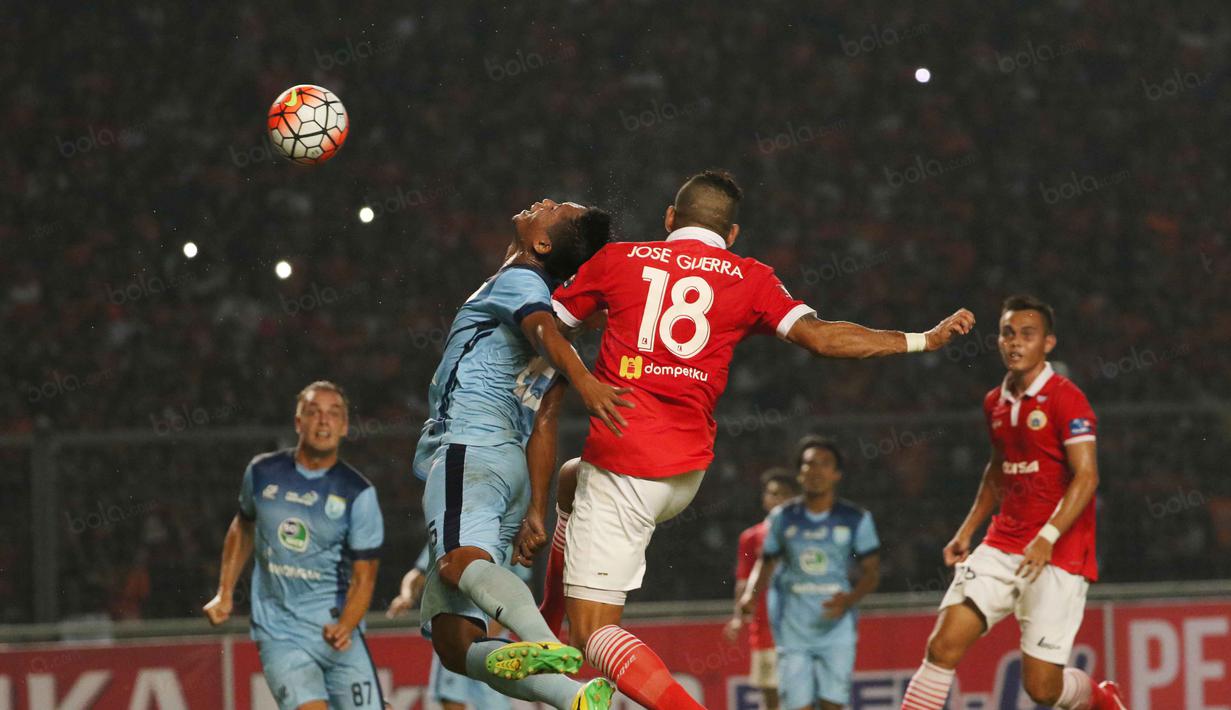 Striker Persija, Jose Guerra, menyundul bola yang berbuah gol ke gawang Persela Lamongan dalam laga Torabika Soccer Championship 2016 presented by IM3 Ooredoo di Stadion Utama Gelora Bung Karno, Jakarta, Jumat (13/5/2016). (Bola.com/NIcklas Hanoatubun)