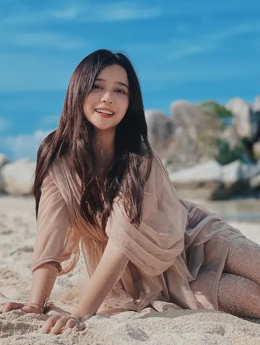 Pelantun tembang ‘Ternyata Hanya Kamu’ ini tak hanya duduk langsung di lantai, ia juga berfoto sambil duduk santai di pasir pantai. Pose andalan Brisia Jodie yang satu ini juga bisa dijadikan ide dalam berfoto. Dengan gaya ini, kamu bisa terlihat makin pandai bergaya di depan kamera. (Liputan6.com/IG/@brisiajodie96)