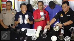 Penyidik Tindak Pidana Narkoba Bareskrim Polri menunjukkan barang bukti narkotika di Mabes Polri, Jakarta, Selasa (3/5). Petugas berhasil mengungkap sindikat internasional dengan mengamankan barang bukti 3000 gram sabu. (Liputan6.com/Johan Tallo)