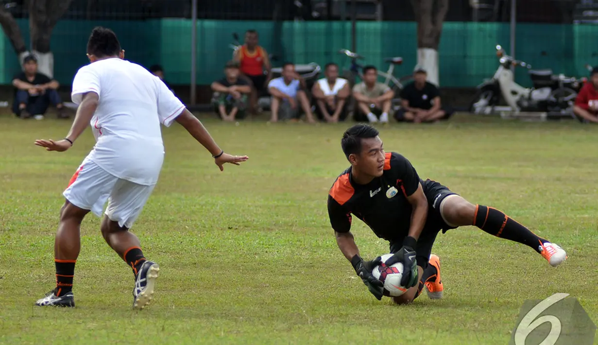 Salah satu kiper Persija berhasil menangkap bola saat menjalani latihan di Lapangan Yon zikon 13, Jakarta, Jumat (9/1/2015). (Liputan6.com/Miftahul Hayat)