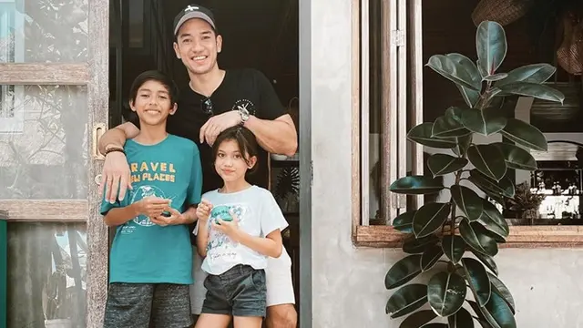 Ditinggal Nana Mirdad Liburan, Ini 7 Momen Andrew White saat Asuh Anak