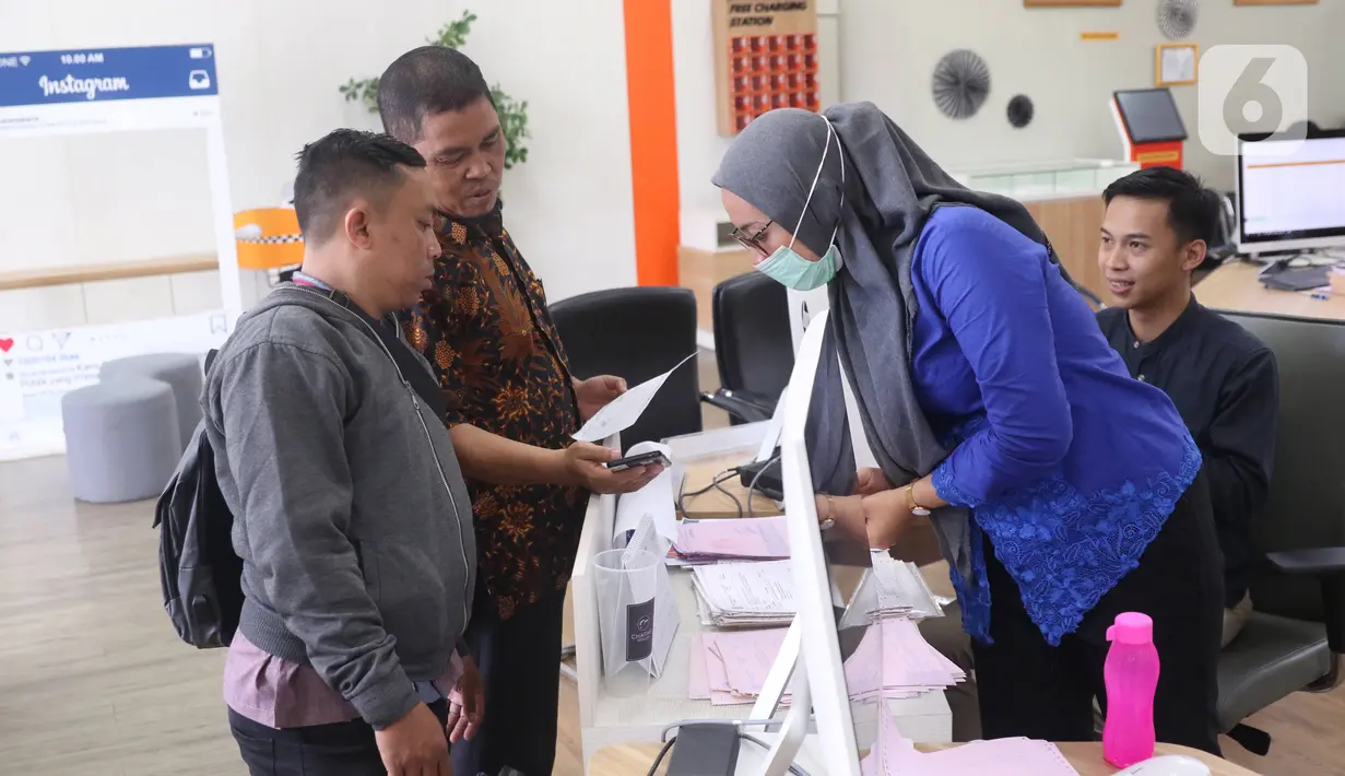 Petugas melayani seorang pemohon perizinan di Mal Pelayanan Publik, Jakarta, Jumat (6/3/2020). Mal Pelayanan Publik Provinsi DKI Jakarta  meningkatkan tindakan pencegahan penyebaran virus corona dan memastikan seluruh tempat pelayanan publik yang bersih dan aman. (Liputan6.com/Angga Yuniar)