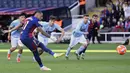Pemain Barcelona, Raphinha mencetak gol kemenangan ke gawang Celta Vigo melalui eksekusi tendangan penalti dalam laga lanjutan Liga Spanyol 2024/2025 di Estadi Olimpic Lluis Companys, Barcelona, Spanyol, Sabtu (19/04/2025). (AFP/Josep Lago)