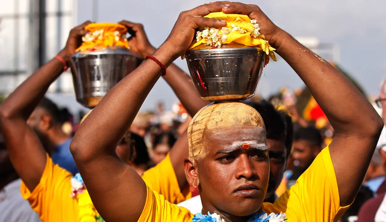Umat Hindu membawa pot susu saat Festival Thaipusam di Batu Caves, Kuala Lumpur, Malaysia, Rabu (31/1). Thaipusam dirayakan untuk menghormati tuhan Hindu, Lord Murugan. (AP Photo/Sadiq Asyraf)