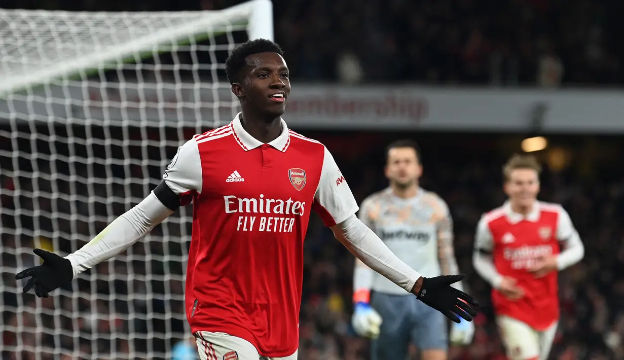 Eddie Nketiah. Striker Arsenal ini total telah mencetak 9 gol dari total 26 laga di semua ajang musim 2022/2023. Ia sementara memuncaki daftar top skor The Gunners dengan unggul tipis atas rekan senegaranya Bukayo Saka dan legiun asing Norwegia, Martin Odegaard di posisi kedua yang masing-masing telah mengemas 8 gol. (AFP/Glyn Kirk)