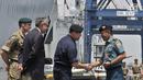 Dansatrol Lantamal III Kolonel (P) Salim didampingi Dubes Inggris untuk Indonesia Moazzam Malik saat menerima kedatangan Kapten HMS Albion Tim Nield di Pelabuhan Tanjung Priok, Jakarta, Minggu (22/4). (Merdeka.com/Iqbal S. Nugroho)