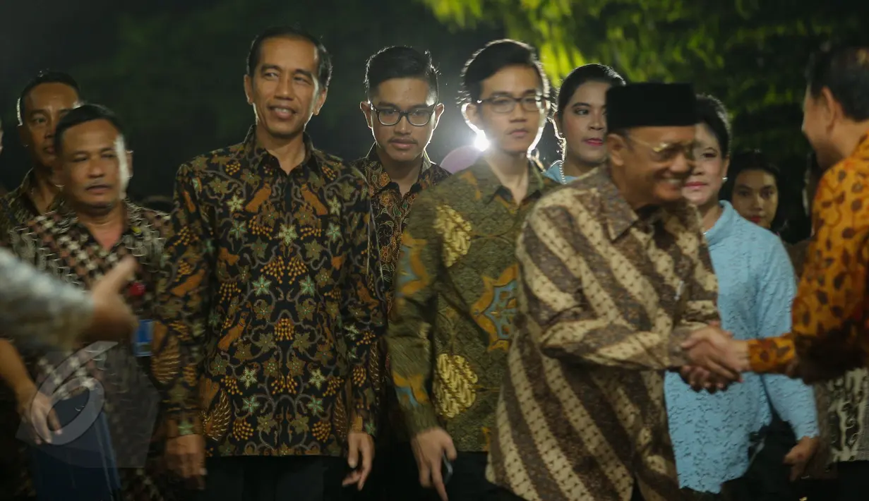 Keluarga Presiden Joko Widodo saat tiba di kediaman calon mempelai wanita, Selvi Ananda, Jawa Tengah, Selasa (9/6/2015). Jokowi bersama keluarga akan melakukan lamaran kepada keluarga Selvi Ananda. (Liputan6.com/Faizal Fanani)