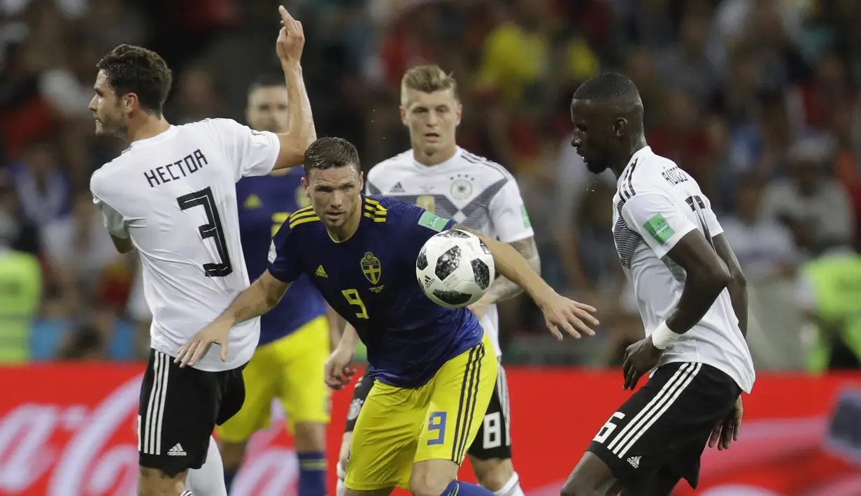 Striker Swedia, berusaha melewati kepungan pemain Jerman pada laga grup F Piala Dunia di Stadion Fisht, Sochi, Sabtu (23/6/2018). Jerman menang 2-1 atas Swedia. (AP/Michael Probst)