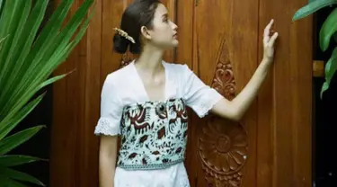 Sarah Menzel, kekasih Azriel Hermansyah merupakan gadis cantik yang tinggal di Bali. Dirinya merupakan putri dari pemilik resort di Pulau Dewata. Tak heran jika saat ia tampak cantik saat pakai kebaya Bali. (Liputan6.com/IG/@ssarah_menzel)