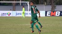 Bek Persebaya, Otavio Dutra, memakai celana terbalik saat laga kontra PSBI di Piala Indonesia 2018 (2/9/2018). (Bola.com/Aditya Wany)