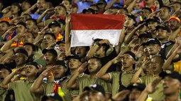 Aksi suporter PS TNI saat Persija melawan PS TNI pada lanjutan Grup D Piala Jenderal Sudirman 2015 di Stadion Manahan, Solo, Selasa (15/12/2015). Persija menang 1-0 atas PS TNI. (Bola.com/Nicklas Hanoatubun)