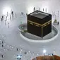 Warga Saudi dan warga asing mengelilingi Ka'bah (tawaf) saat melaksanakan umrah di kompleks Masjidil Haram, kota suci Makkah, Minggu (4/10/2020). Arab Saudi mengizinkan kembali ibadah umrah usai peringanan pembatasan sosial dan karantina wilayah di tengah pandemi Covid-19 di Tanah Suci. (AFP)