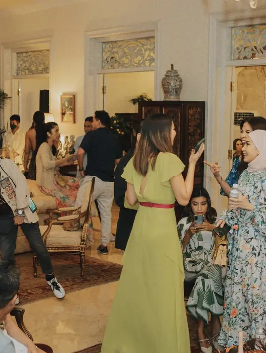 Tak hanya di bagian depan, dress Nia juga memiliki detail belahan di belakang dressnya tersebut. (@ramadhaniabakrie)