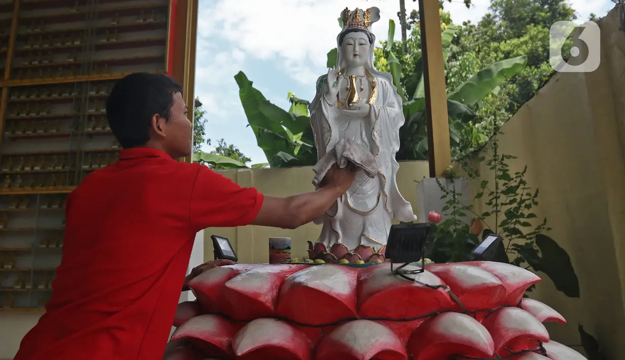 Pekerja membersihkan patung di Vihara Buddha Dharma dan 8 Pho Sat, Desa Tonjong, Tajurhalang, Bogor, Selasa (25/5/2021). Vihara itu mulai dihias dan dibersihkan untuk memberi kenyamanan bagi umat Budha yang akan beribadah saat peringatan Hari Raya Waisak. (Liputan6.com/Herman Zakharia)
